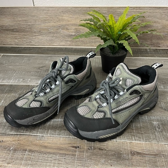 Vasque Shoes - Vasque Olive Leather Nylon Low Top Hiking Shoe. Size 7